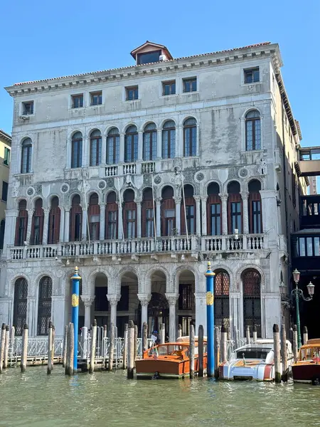 Loredan 'ın ortaçağ Venedik sarayı Büyük Kanal' da tekneler için kendi rıhtımı var..