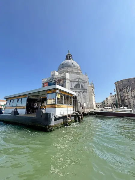 Venedik 'e gelen ziyaretçi görüntüsü. Büyük Kanal' da, antik bir dini tapınağın yanındaki toplu taşıma durağında..