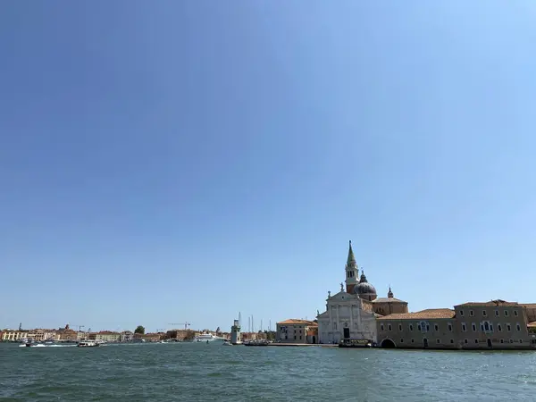 Büyük Kanal 'ın masmavi sularıyla çevrili Piazza di San Marco' nun benzersiz bir manzarası güneşli mavi Venedik gökyüzünün arka planında.