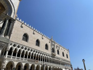 Piazza di San Marco 'daki Doge Sarayı' nın eşsiz mimari güzelliği binaya girip dünyanın sanat şaheserlerinin güzelliğinin tadını çıkarmak için anlatılamaz bir cazibede..