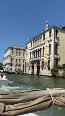 Venedik kanalları boyunca sürat teknesine binmek, antik ve modern Venedik mimarisinin güzelliğinin tadını çıkarmak..