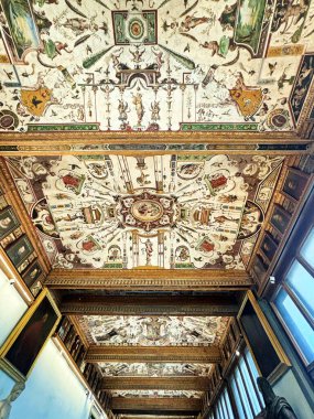 Uffizi Galerisi. Floransa. Vasari 'nin Rönesans tavanı koridoru ve Brunelleschi' nin kubbesini boyuyor..
