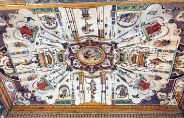 Uffizi Galerisi. Floransa. Vasari 'nin Rönesans tavanı koridoru ve Brunelleschi' nin kubbesini boyuyor..