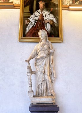 Uffizi Galerisi. Floransa. Roma Dük 'ü Cosimo de' Medici 'nin portresinin kendini sergilediği Roma döneminin Vesta Bakiresi' nin heykeli..