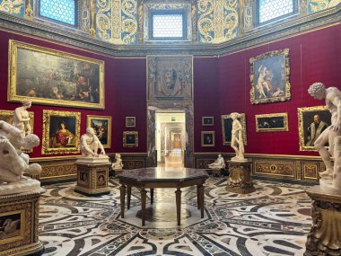 Uffizi Galerisi. Floransa. Uffizi Galerisi 'nin sekizgen sergi salonu Francesco Medici' nin sanat koleksiyonu için Bernardo Buontalenti tarafından tasarlandı..