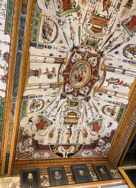 Uffizi Galerisi. Floransa. Floransa Uffizi Galerisi 'nin salonlarındaki ortaçağ tavanının eşsiz güzelliği..