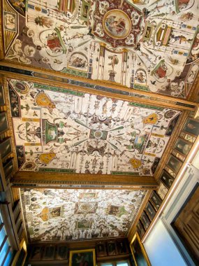 Uffizi Galerisi. Floransa. Floransa Uffizi Galerisi 'nin salonlarındaki ortaçağ tavanının eşsiz güzelliği..