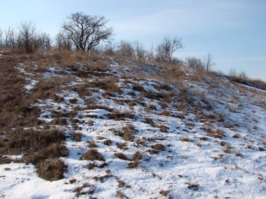 Şubat ayı sonunda güneş ışınlarıyla aydınlatılan, karla kaplı Dinyeper tepelerinin inanılmaz manzarası..