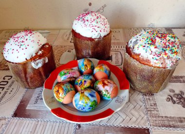 Haşlanmış tavuk yumurtası ve tatlı pastaları süslemek her zaman Ukraynalı ev kadınlarının Paskalya bayramında geleneği olmuştur..