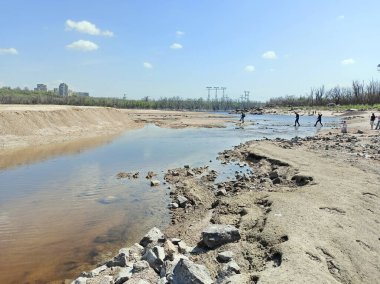 Yapay olarak oluşturulan çok sayıda adalar tatilcileri hızlı bir şekilde suda yürümeye cezbediyor..