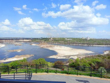 Unity Hill 'den Zaporizhia barajının eteğinde çıplak akıntılar bulunan eski Dinyeper kanalındaki manzara..