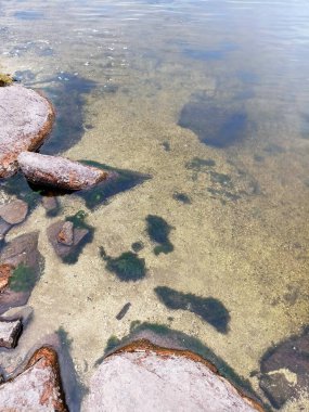 Dinyeper 'ın su yüzeyinin inanılmaz renkli arkaplanı su sütunu boyunca parlayan taş zeminin üzerinden esen hafif bir rüzgardan rahatsız olmuş..