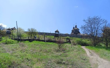 Dinyeper kıyısından Zaporizhian Sich 'in antik gözetleme kulelerine kadar kayalık yolun panoraması..
