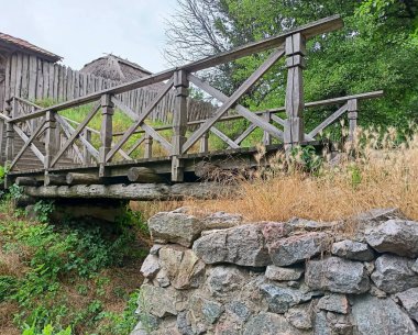 Tahta bir köprünün eteklerinden Zaporizhzhia Sich 'in arka kapısını düşmanla savaşta başarısız olma ihtimaline karşı olası bir geri çekilme rotasına bağlayan görüntüyü al..