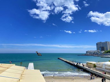 Güneşli bir hafta sonu gününde, soğuk kaynak suyunda donma riski olmadan dalgakıran boyunca yürümek çok hoş..