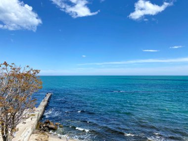 Güneşli bir baharda, deniz yüzeyinin sakin ve uçsuz bucaksız havasına hayran olmak, gözler için bir zevktir..