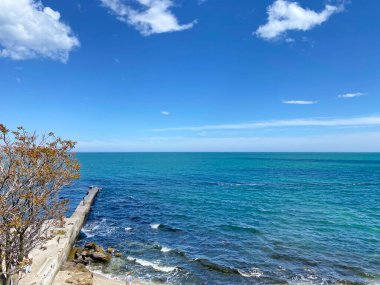 Güneşli bir baharda, deniz yüzeyinin sakin ve uçsuz bucaksız havasına hayran olmak, gözler için bir zevktir..