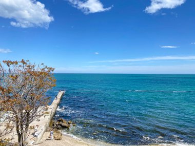 Güneşli bir baharda, deniz yüzeyinin sakin ve uçsuz bucaksız havasına hayran olmak, gözler için bir zevktir..