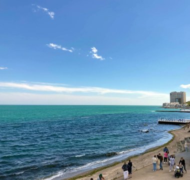 İlkbaharda Odessa sahilinin kumlu sahillerinde yürürken temiz deniz havası solumak yararlı ve hoştur..