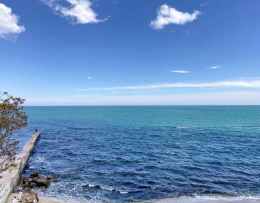 İlkbaharda Odessa sahilinin kumlu sahillerinde yürürken temiz deniz havası solumak yararlı ve hoştur..