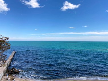 İlkbaharda Odessa sahilinin kumlu sahillerinde yürürken temiz deniz havası solumak yararlı ve hoştur..