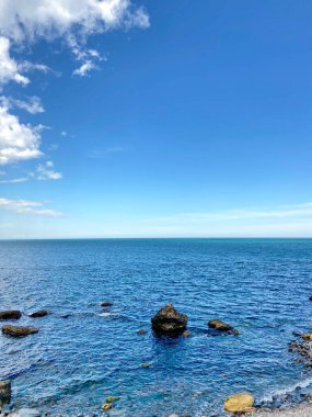 Küçük kayalık adalarda kırılan kıyı dalgalarının doğal görüntüsü.