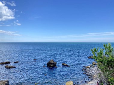 Küçük kayalık adalarda kırılan kıyı dalgalarının doğal görüntüsü.