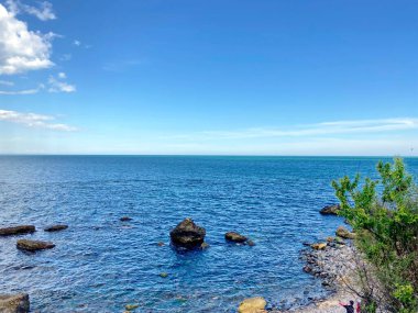 Küçük kayalık adalarda kırılan kıyı dalgalarının doğal görüntüsü.