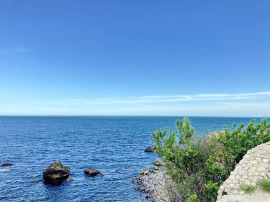 Küçük kayalık adalarda kırılan kıyı dalgalarının doğal görüntüsü.