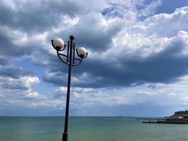 Baharın arka planındaki dekoratif sokak lambası akşam seti aydınlatıyor..