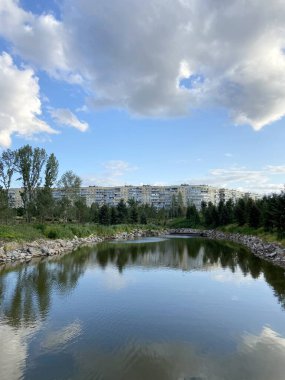 Yapay olarak yaratılmış Dnieper Körfezi 'nin ayna su yüzeyinin inanılmaz görüntüsü şehrin yerleşim alanının gökdelenlerini güneşli, hafif bulutlu bir gökyüzünün arka planına karşı yıkıyor..