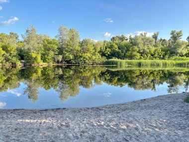 Kumlu bir sahilden Dinyeper 'in karşı kıyısına inanılmaz bir manzara. Akşam güneşinin altında sel basar..