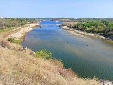 Kurak yaz aylarında sığ olan Dinyeper Kanalı 'nın üstünden bak.