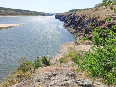Dinyeper 'ın kayalık kıyılarındaki güneşe bak. Güneş ışığını yansıtan bir akıntıyla yıkanmış..