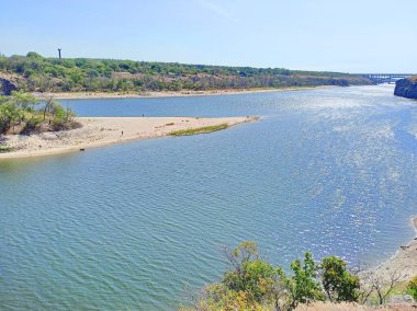 Dinyeper 'in geniş yüzeyinden bir manzara, hafif bir rüzgar tarafından buruşmuş..