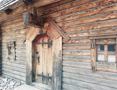 Katı ahşap bir Kazak evinin avlusu. Pencereleri ve kapıları elle oyulmuş ahşap..