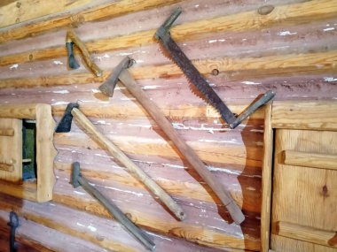 Bir Kazak ocağının içi. Odun kesmek ve ateşi korumak için gerekli ekipmanlarla dolu..