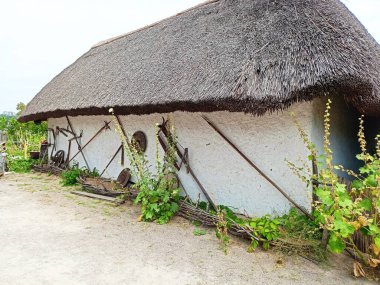 17.-18. yüzyılın bir Kazak avlusu. Saman ve diğer ev ihtiyaçlarını karşılamak için duvarın yanında ev aletleri var..