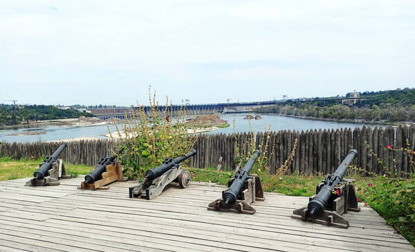 Казачьи пушки XVII века, защищавшие территорию Запорожской Сечи от нападения со стороны Днепра.