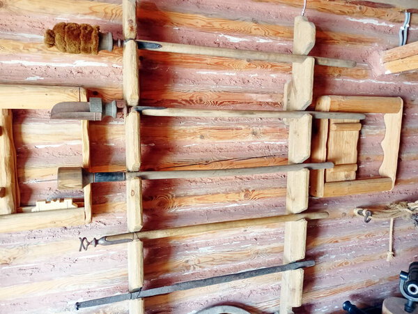 Интерьер казачьей кузницы с необходимым оборудованием для рубки дров и поддержания огня.