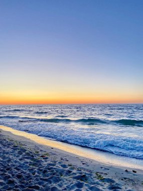 Karadeniz dalgalarının eşsiz güzelliği yavaşça kumlu sahile dokunuyor güneşin doğuşuna karşı..