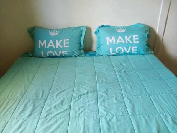 Zwei Kissen Auf Dem Bett Weißen Zimmer Kissenbezug Und Bettdecke — Stockfoto
