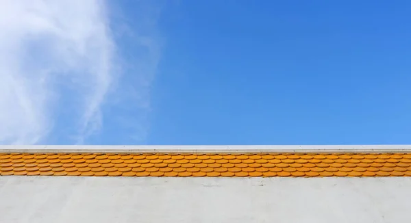 Luminoso Tetto Colore Arancione Dell Edificio Cielo Blu Brillante Con — Foto Stock