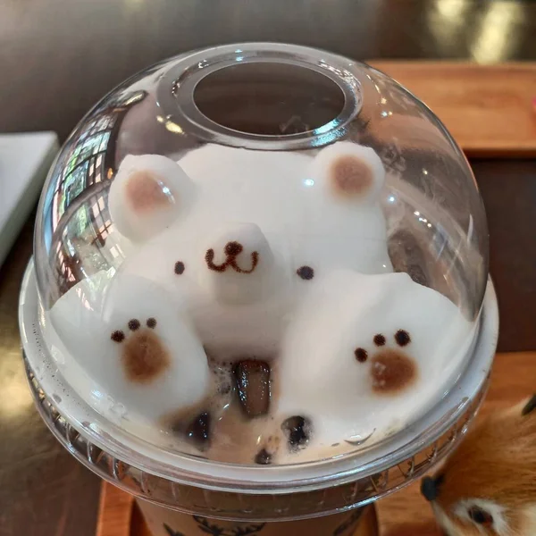 Milchschaum Bärenform Topping Auf Eiskaffee Unter Plastikglasdeckel — Stockfoto