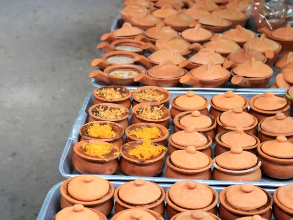 Тайский Торт Заварного Крема Небольшой Керамической Посуде Подносе Продажи Рынке — стоковое фото