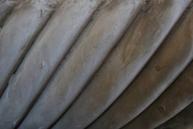 Pürüzsüz beton yüzey ve eğri kıvrım deseni bazı eski dokularla.