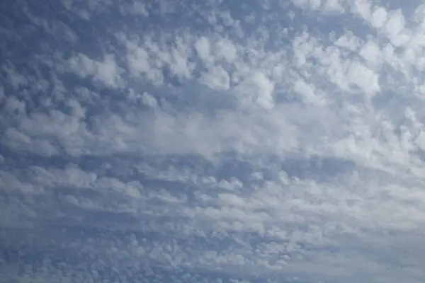 Weiße Wolken Altocumulus Blauen Himmel — Stockfoto