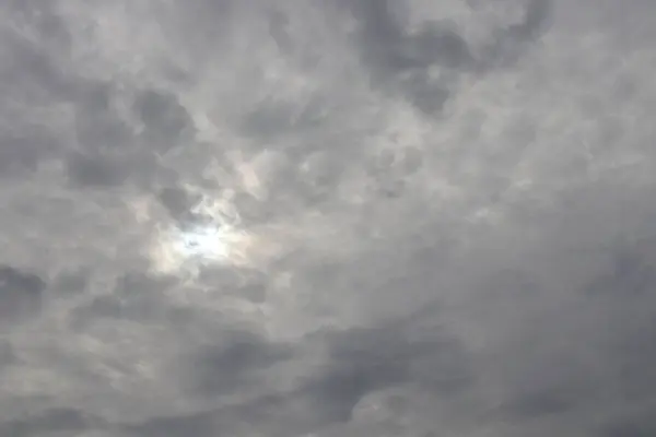 Graue Wolken Vor Regen Und Sonne Hinter Den Wolken — Stockfoto