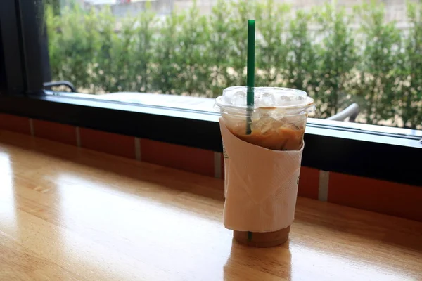 Plastik Bardakta Buzlu Kahve Cam Pencerenin Yanındaki Ahşap Masada Yeşil — Stok fotoğraf