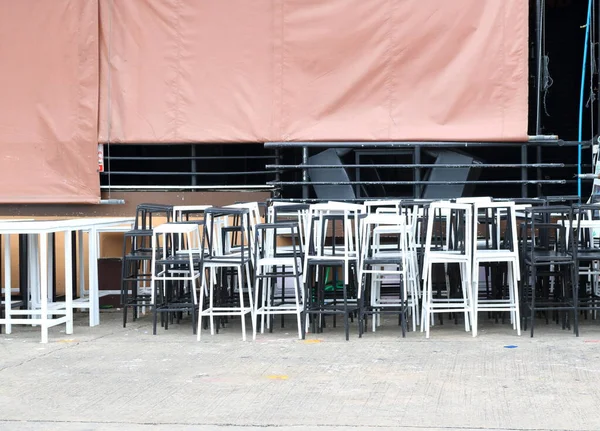 Siyah Beyaz Metal Sandalyeler Sokak Betonu Dükkanında Yığılıyor — Stok fotoğraf